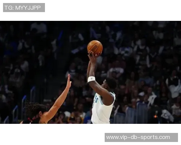 爱德华兹半场表现亮眼11投5中贡献14分1篮板1助攻1盖帽 爱德华兹半场表现亮眼11投5中贡献14分1篮板1助攻1盖帽