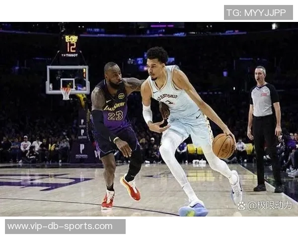 老队友默契配合濃眉果断分球助拉塞尔轻松命中三分 老队友默契配合濃眉果断分球助拉塞尔轻松命中三分