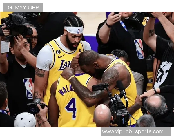 德拉蒙德底角三分出手提前庆祝却意外打铁引发全场哄笑 德拉蒙德底角三分出手提前庆祝却意外打铁引发全场哄笑