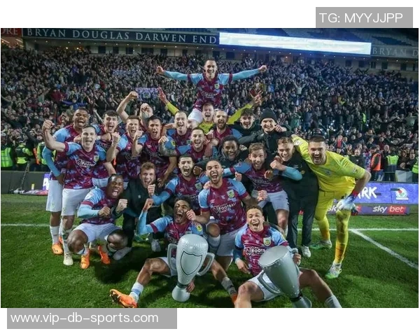 孔帕尼为妻子庆祝40岁生日专程回曼市包下豪华酒店盛大庆典 孔帕尼为妻子庆祝40岁生日专程回曼市包下豪华酒店盛大庆典