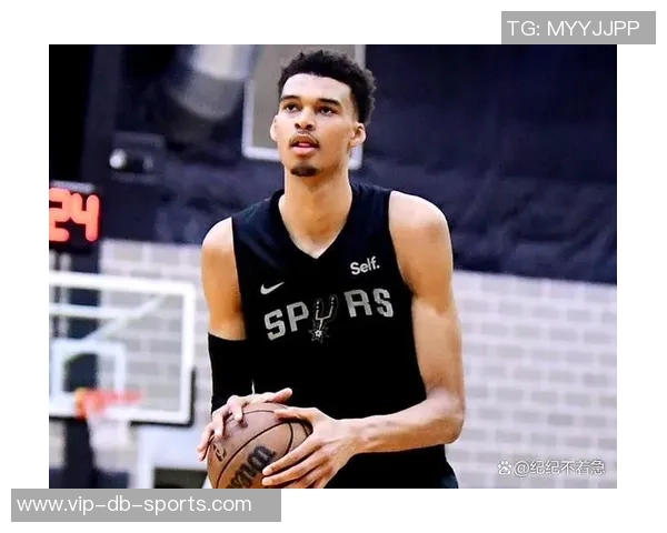 维金斯突破禁区高打板文班亚马展现超凡身高送出精彩钉板大帽