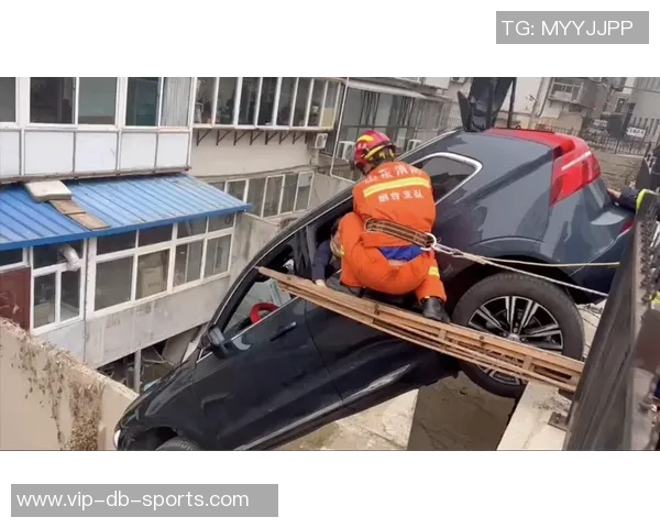 巴黎球迷大巴深夜抛锚高速上80人被困数小时等待救援